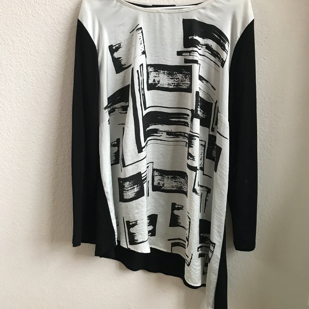 Lovey asymmetrical long sleeve top! 1x